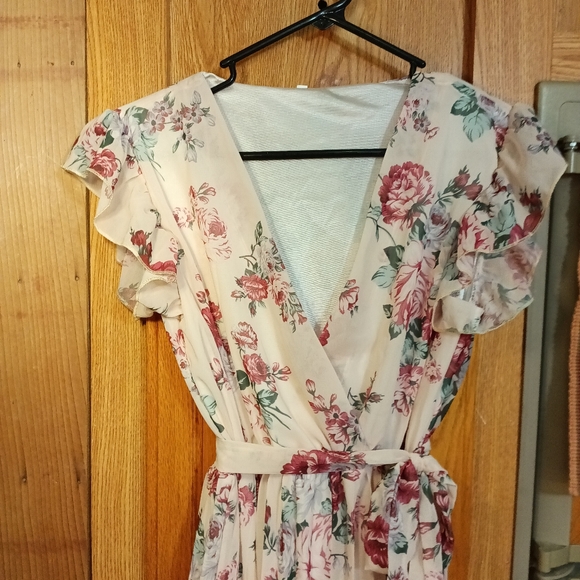 * Beautiful light pink/ cream with floral pattern dress - Picture 2 of 9